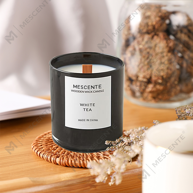 Lumânări de soia cu parfum de ceai alb Mescente, în borcane
