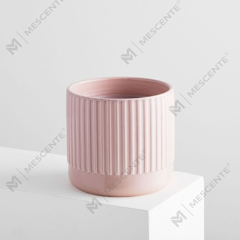 Magazin personalizat care vinde lumânare de soia cu parfum de chihlimbar, cu caneluri roz, din ceramică, fără etichetă