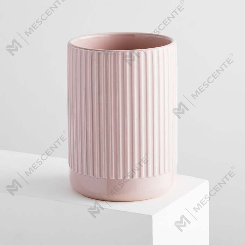 Magazin personalizat care vinde lumânare de soia cu parfum de chihlimbar, cu caneluri roz, din ceramică, fără etichetă