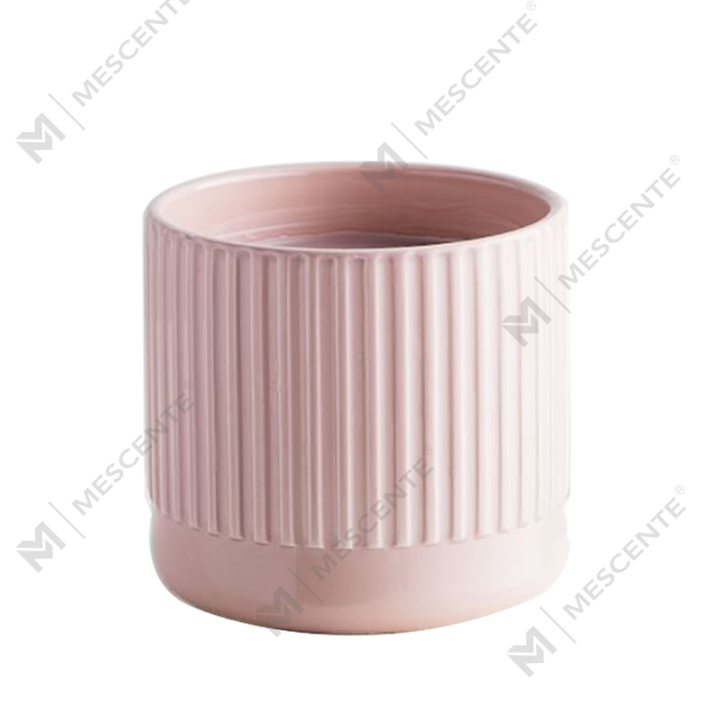 Magazin personalizat care vinde lumânare de soia cu parfum de chihlimbar, cu caneluri roz, din ceramică, fără etichetă